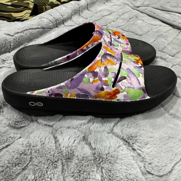 Oofos sandals only worn once - Picture 1 of 5